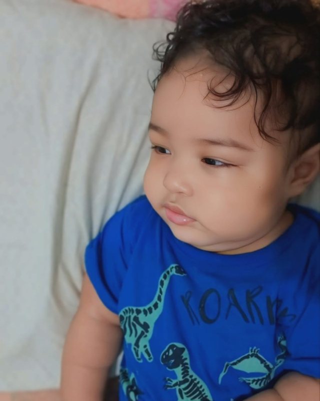 O aniversariante de camiseta azul
